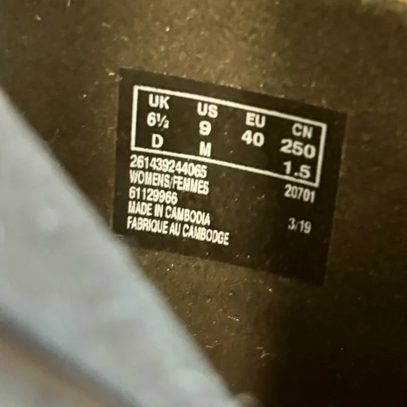 NWOT Clarks Linvale Sea Black Leather Kitten Heel Ankle Boots - Picture 7 of 8